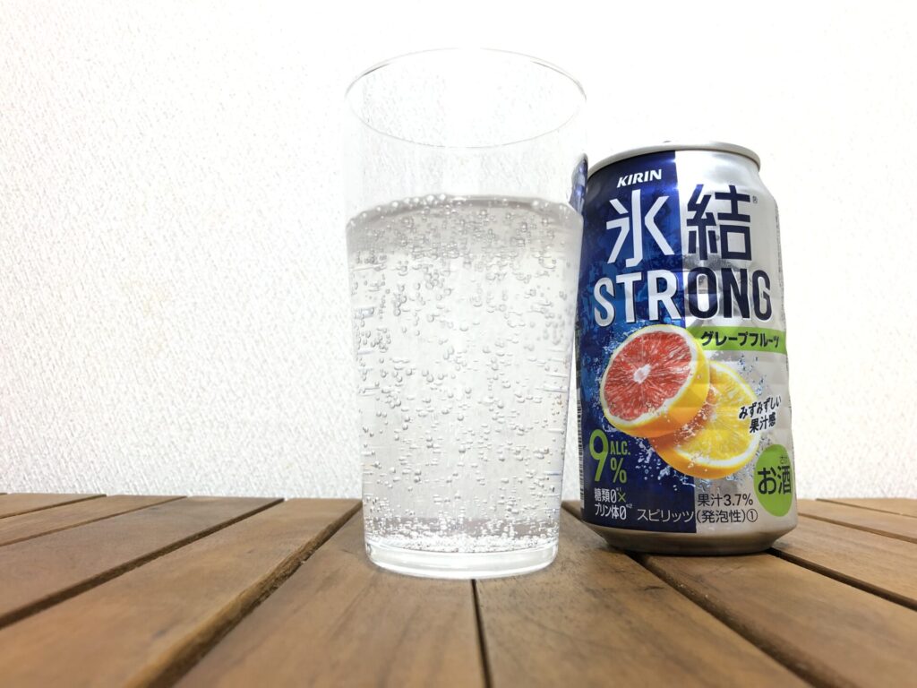 氷結ストロンググレープフルーツ　グラスに注いだ画像