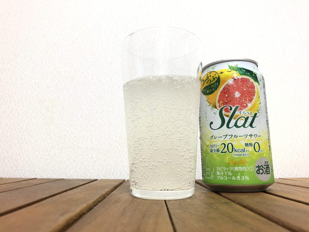 アサヒ Slat（すらっと）グレープフルーツサワー_側面画像_グラスに注いだ画像