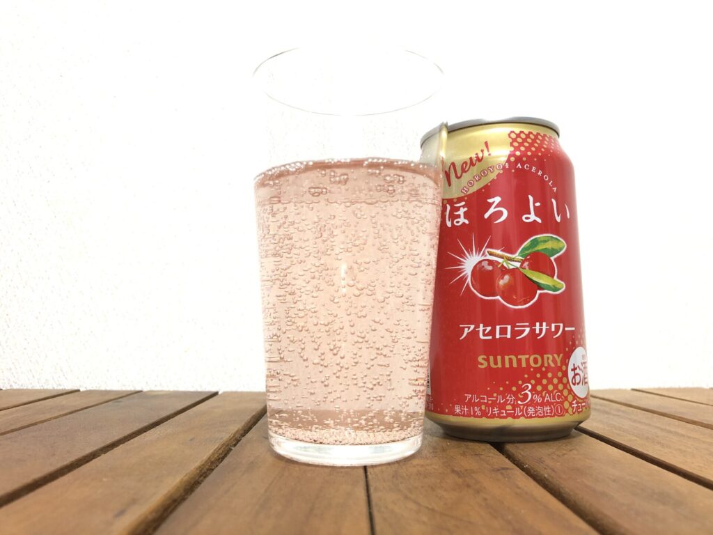 サントリー ほろよい 2021年 グラスに注いだ正面画像