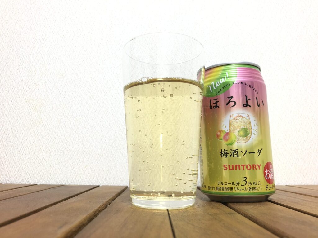 サントリーほろよい 梅酒ソーダ グラスに注いだ正面画像2021年