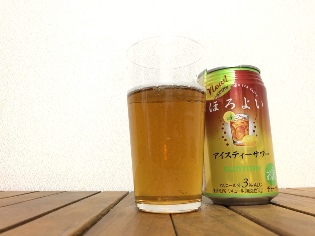 ほろよい_アイスティーサワー2021年 グラスに注いだ正面画像