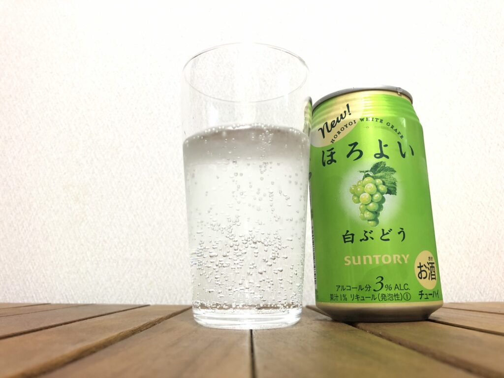 サントリー ほろよい 白ぶどう 2021年 グラスに注いだ正面画像