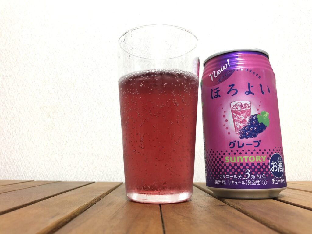 ほろよい_グレープ_2021年_グラスに注いだ正面画像