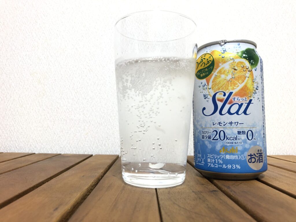 アサヒ Slat（すらっと）レモンサワー_2022年_グラスに注いだ正面画像