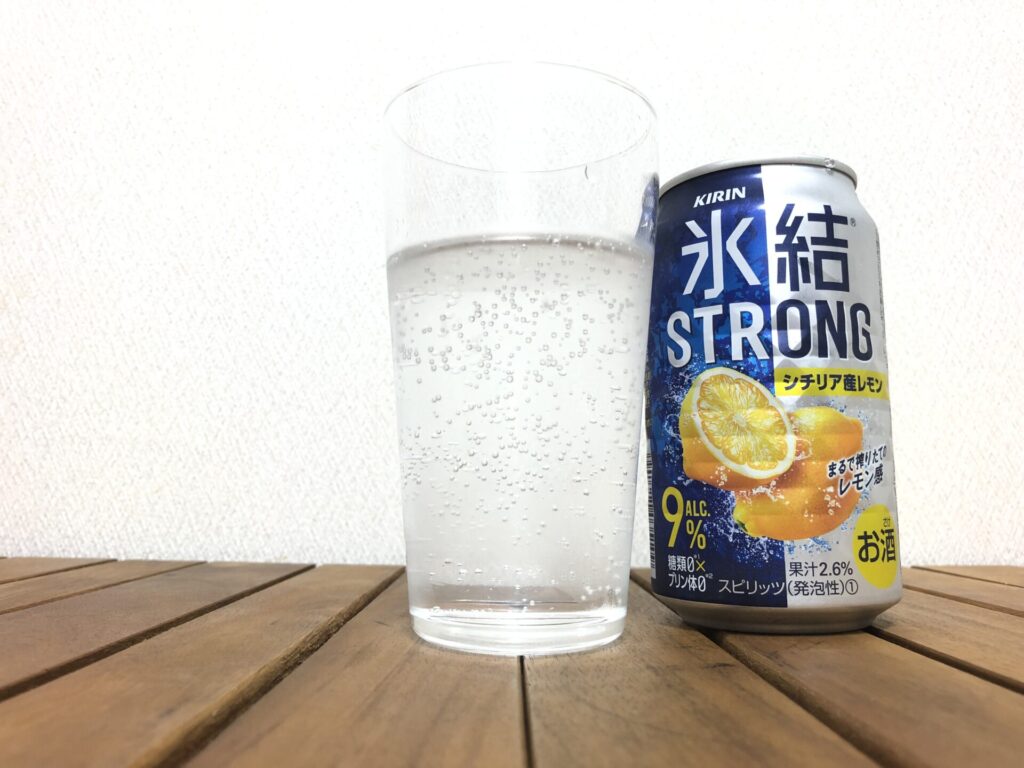 キリン 氷結ストロング シチリア産レモン 2022年 グラスに注いだ正面画像